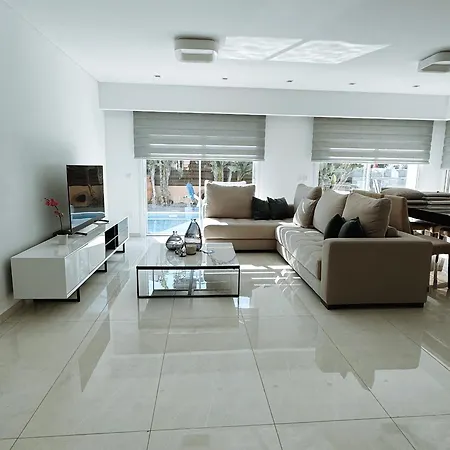 Luxurious Sea View فيلة